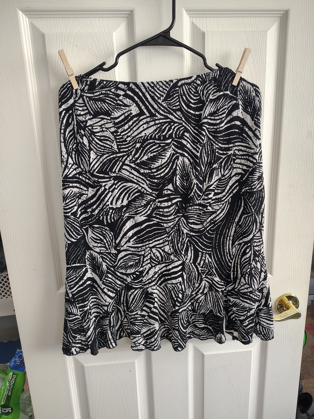 Black & White Leaf-Print Mini Skirt with Ruffled Hem